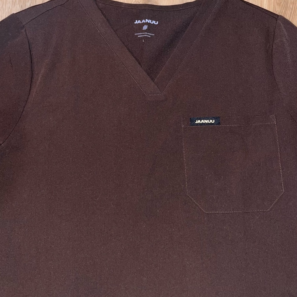 Jaanuu 	
Rhena Classic Scrub Top